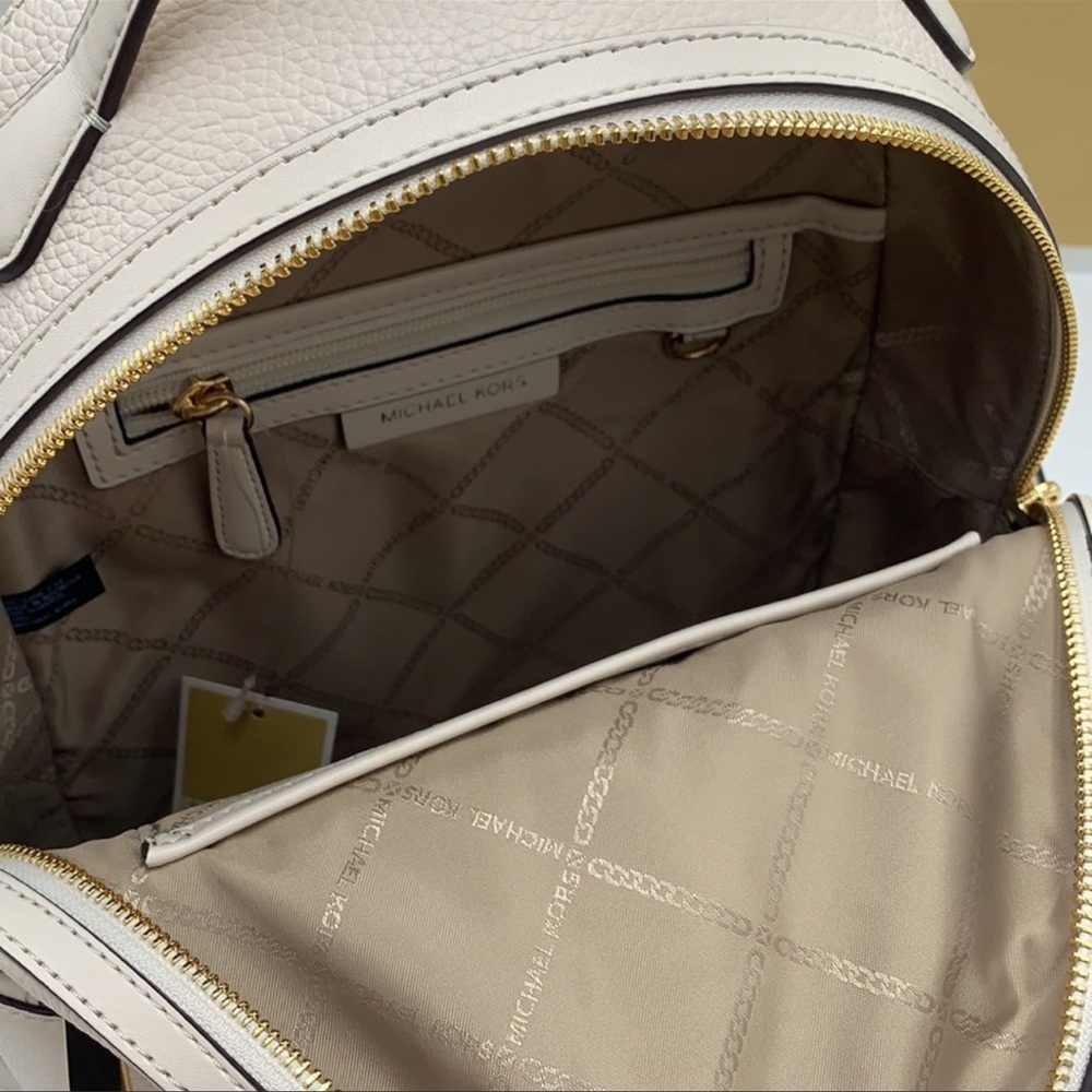Michael Kors Women's Valerie Medium Pebbled Leather Backpack
Light Cream
NWT - Picture 7 of 16